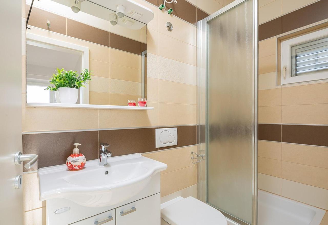 Apartmani Kastelancic Podstrana Esterno foto
